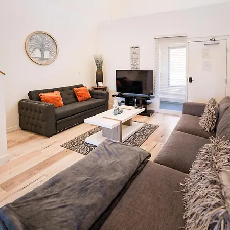 Chic 1-Bed Hollywood Loft Iconic Sign Views & Private Parking Apartment